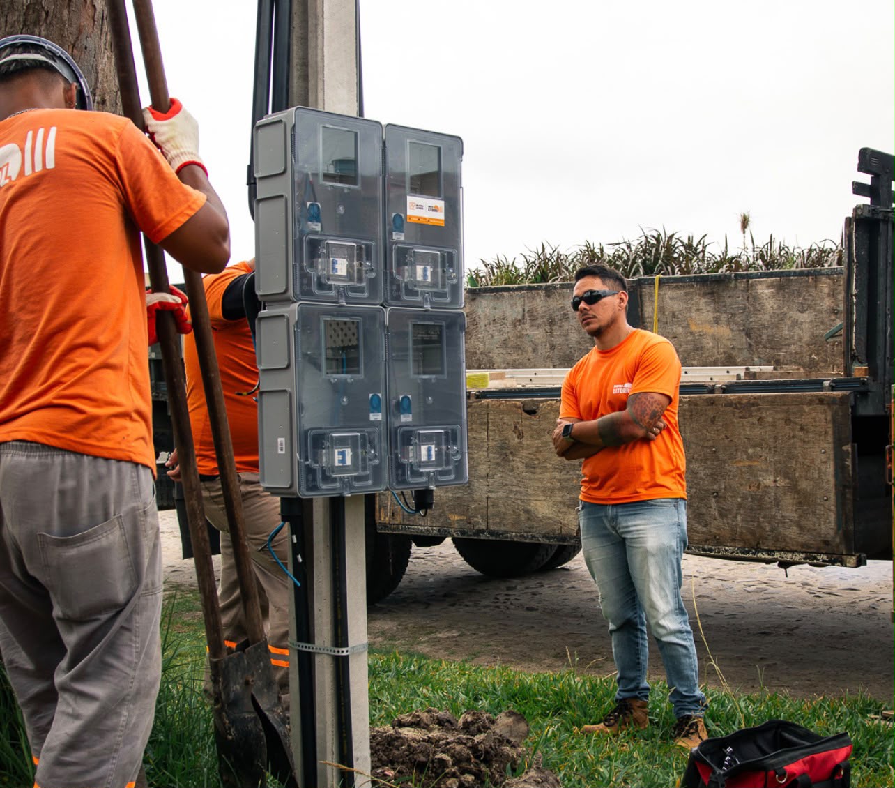 Equipe instalando poste em campo